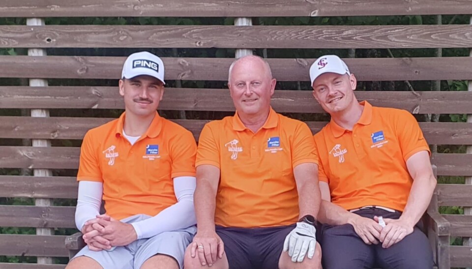 Knut Haugen i midten sammen med håndballspillerne Simen Lyse og Adrian Aalberg.