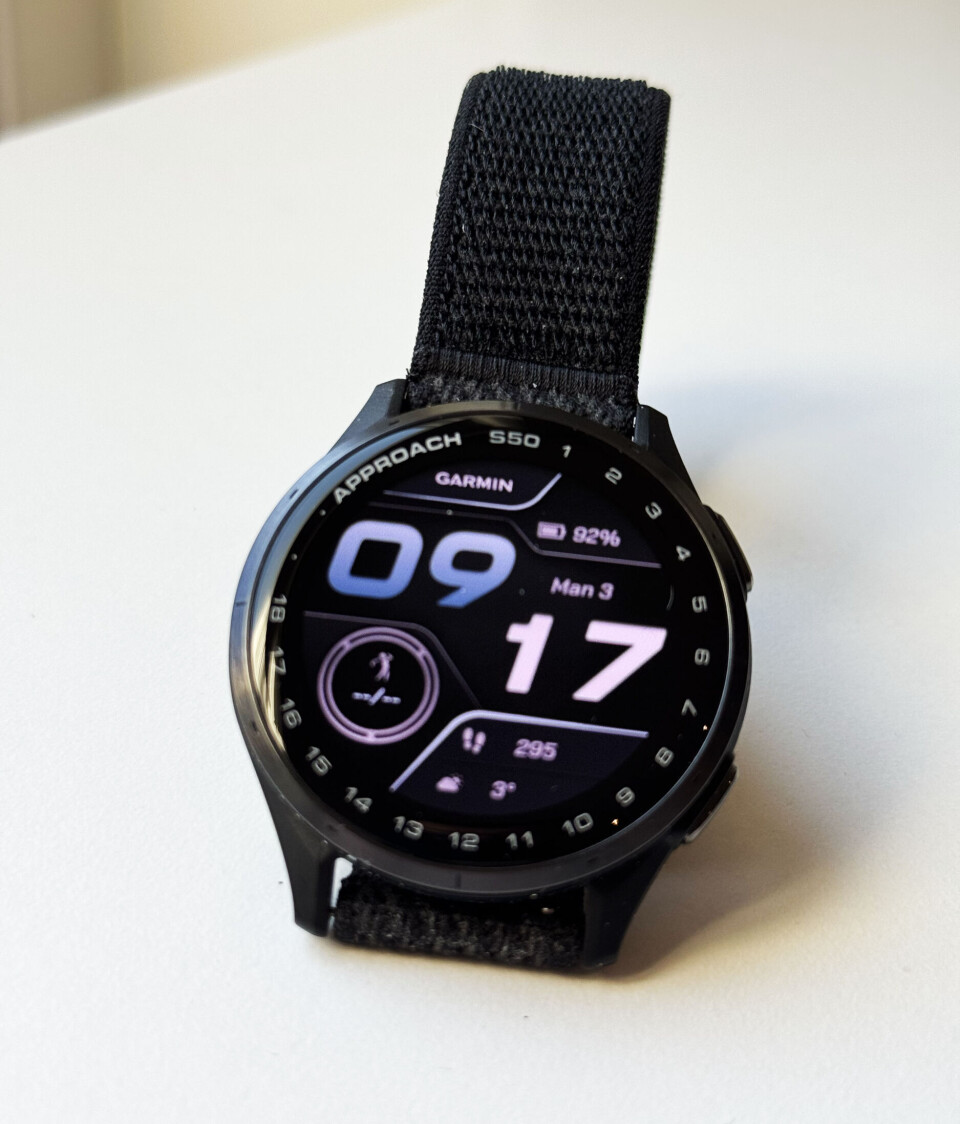 S50 veier bare 29 gram, nær halvparten av toppmodellen S70. Den fjærlette pakken er likevel stappfull av funksjoner.