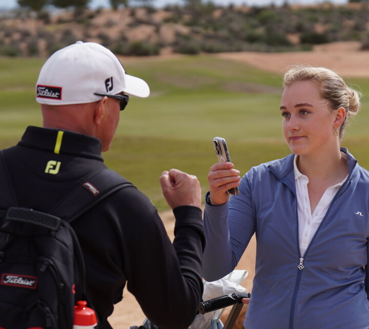 Fana-pro Donovan Goosen gir Marie en «fist-pump» etter førsterunden onsdag. Marie Sandtorv Lussand