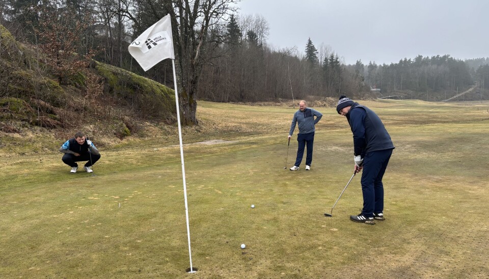 Jørgen Lund (f.v.), Kim Wold og Anders Waag er allerede i gang for sesongen på Bamble Golfklubb.