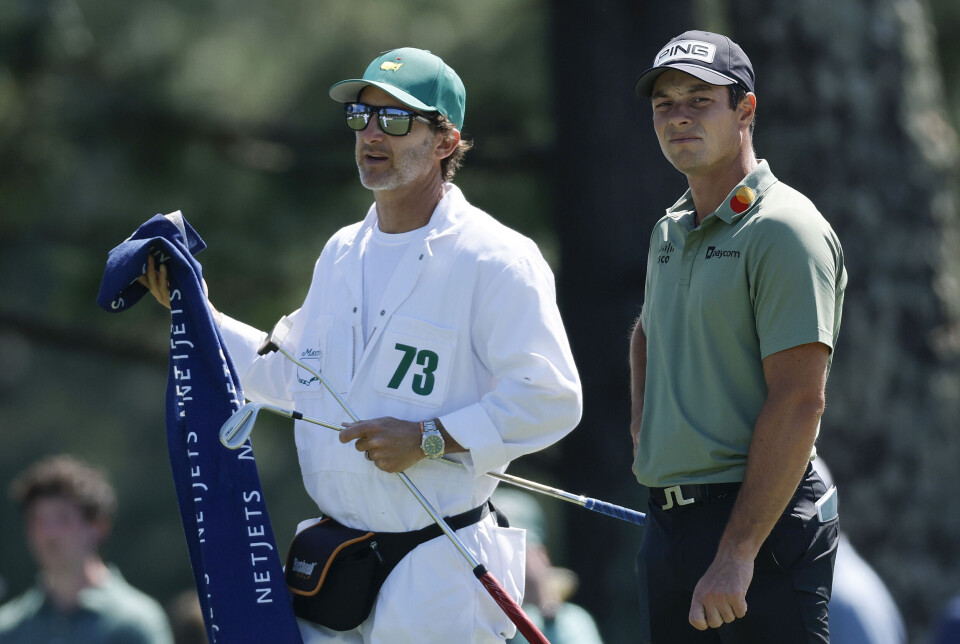 Caddie Shay Knight (t.v.) og Viktor Hovland brukte mye tid på og rundt greenene under innspillsrunden tirsdag.