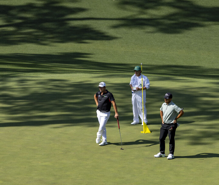 Både Viktor Hovland og spillepartner Xander Schauffele (t.h.) fikk bryne seg på tøffe forhold torsdag.