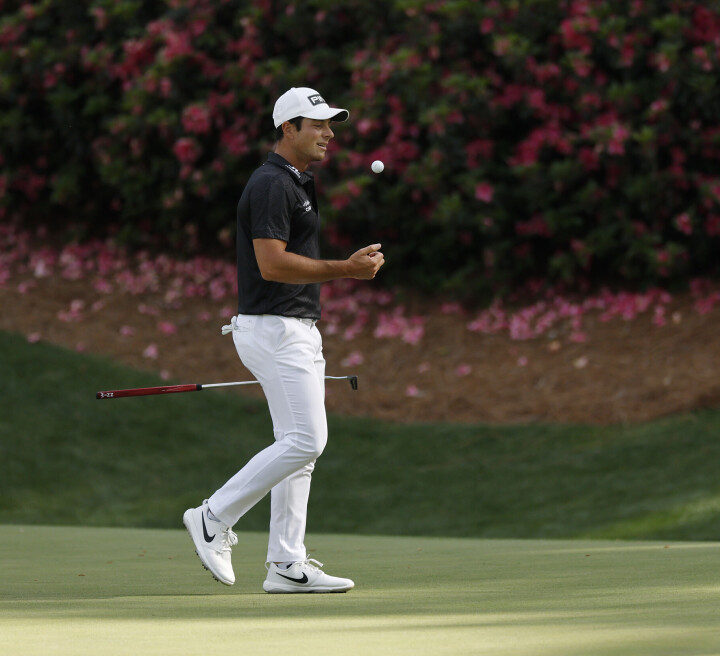 En lettet Viktor Hovland kjempet seg under par etter en tøff åpning på Augusta. Han ligger på delt 11. plass, med god los på teten etter første spilledag.