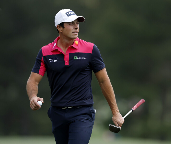 – Synes jeg gjør en utrolig bra jobb, men det er jo frustrerende når man gjør bogeyer utpå her, sier Viktor Hovland etter tredjerunden i Masters.