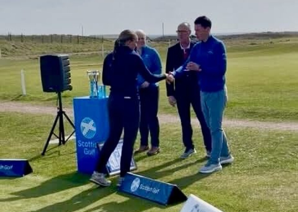Ella Ingebretsen mottar premien for sin 3. plass i Scottish Girls' Open Championship.