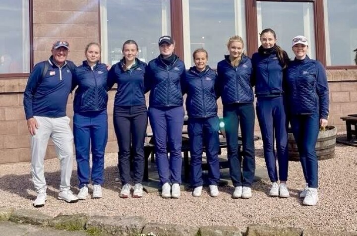 Team Norway-gjengen samlet i Skottland: Geoff Dixon (f.v.), Tomine Sel, Ella Ingebretsen, Marie Sandtorv Lussand, Nora Sophie Johnsen, Henriette Spilling Gjelten, Martine Sveum og Julie Christine Riis Lied.