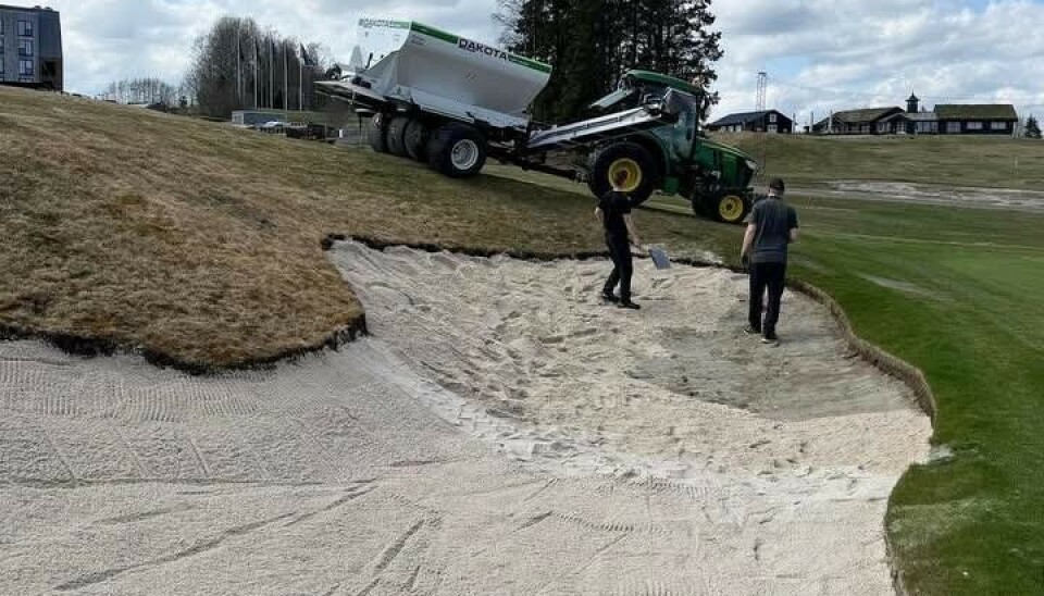 Miklagard Golf har byttet sand i hele 16 av bunkerne du finner der ut på golfbanen.
