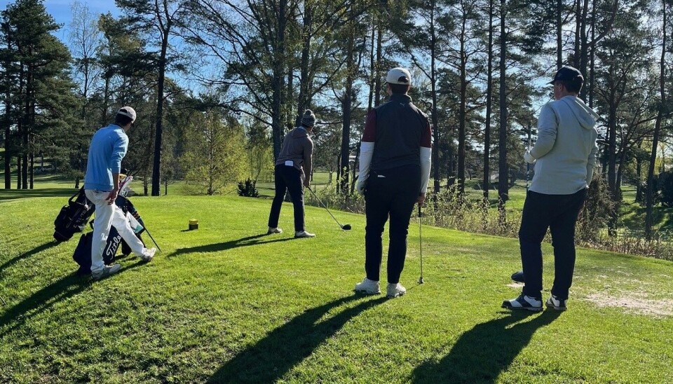 Erik Øysæd (innfelt) ønsker velkommen til ny golflinje ved Fredrikstad Folkehøyskole. – Å ta vare på banen og hverandre blir en viktig del av læringen, sier han.
