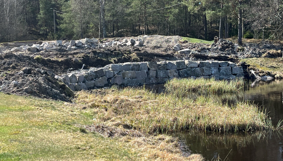 Det jobbes på green 13 på Skjeberg Golfklubb og det er en del arbeid igjen får det kan såes.