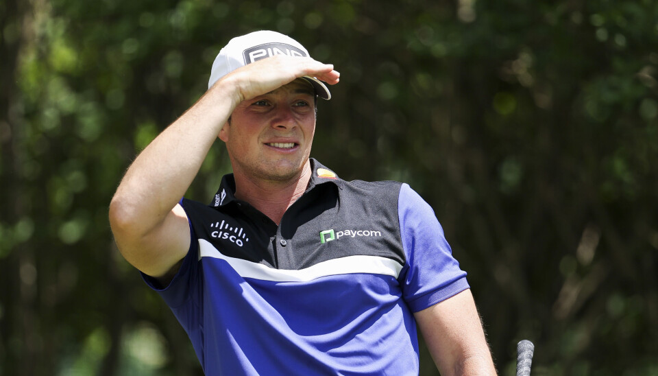 Viktor Hovland speider etter ballen etter å ha slått ut på det tredje hullet på The Philadelphia Cricket Club torsdag.