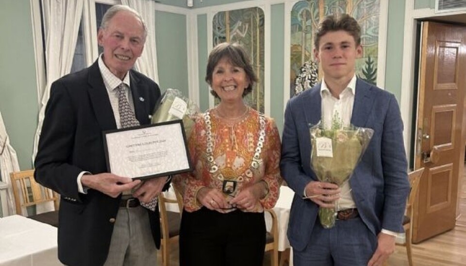 Bærum Golfklubbs Per Christian (til venstre) og junior Lukas Grøvnes ble begge hedret av Bærum kommunes ordfører Lisbeth Hammer Krog.