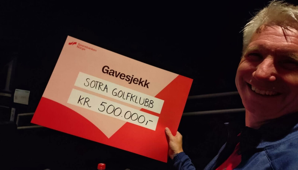 Styreleder Trond Jertmundsen i Sotra Golfklubb tok i mot den store sjekken på en halv million kroner fra Sparebanken Norge.