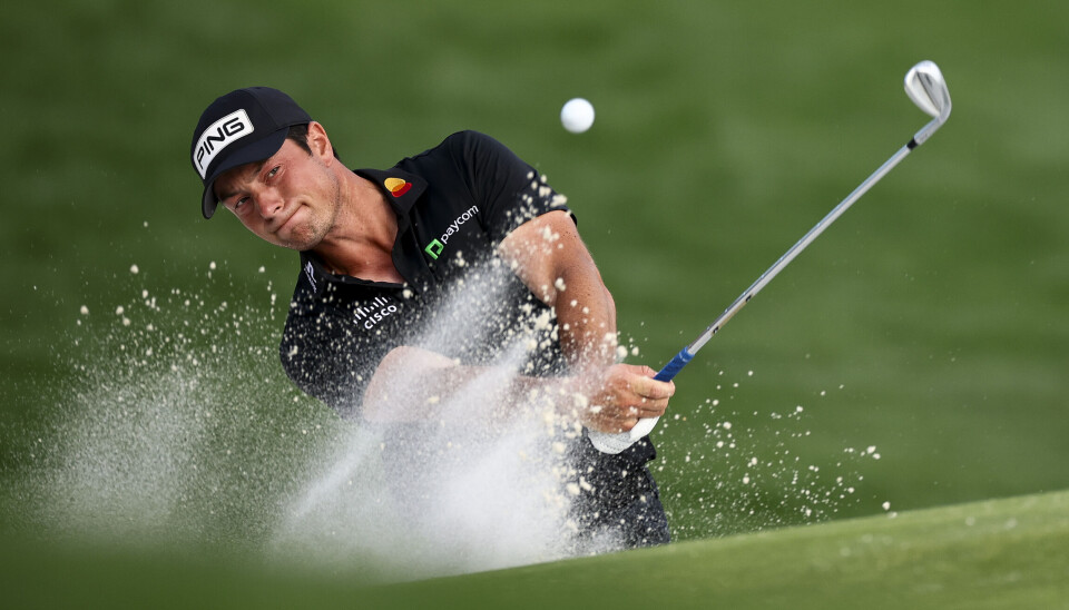 Viktor Hovland slår seg ut av bunkeren på det siste hullet på Quail Hollow tosdag kveld.