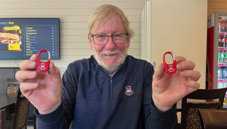 Timeglasset er blitt navnet på de nye dingsene som turneringskoordinator i Norsk Senior Golf Torry Kristiansen viser fram.