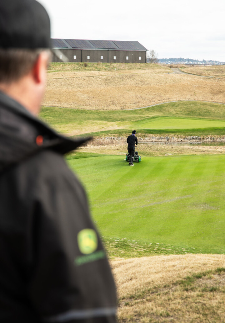 Det er blitt vanskeligere å rekruttere kvalifisert banemannskap til norske golfklubber. – Vi kan betale dem bra, men det handler like mye om å behandle dem fint, sier Duncan Bruce.