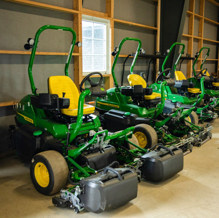 I dag er de tolv ansatte som jobber for å løfte Miklagard de gamle høyder. «Årets greenkeeper» disponerer også en imponerende maskinpark.
