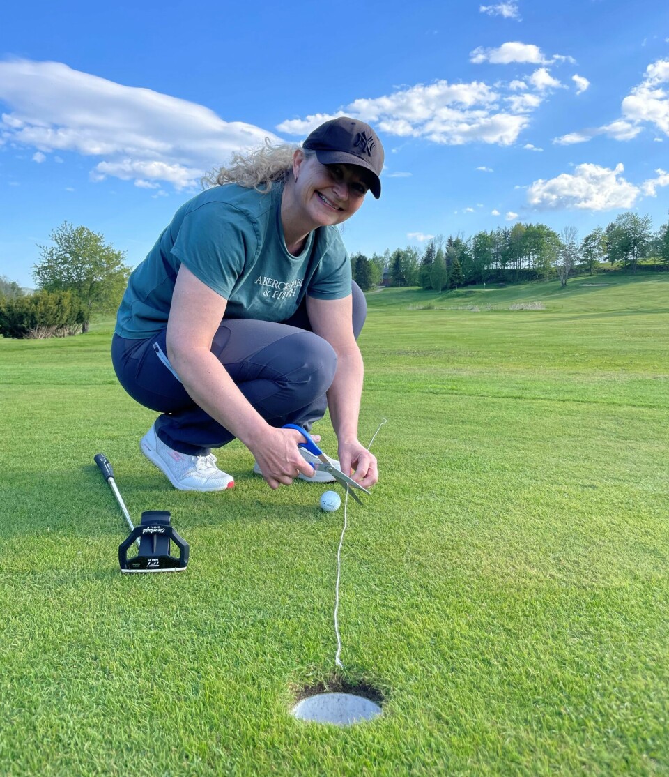Stine Haugen klipper av en bit av snoren for en gratis putt.