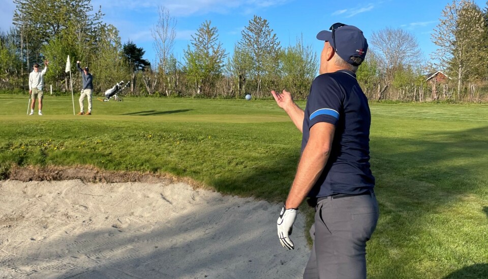 Claus Holm er fast deltager på Mandagsmoro. Her kastes ballen over bunker og rett på greenen for å slippe et ekstra slag.