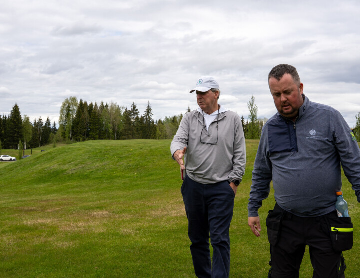 Banearkitekt Bruce Charlton (t.v.) og head greenkeeper Duncan Bruce inspirerer område hvor treningsfeltet skal bli. Tegningene (innfelt) viser intensjonen.