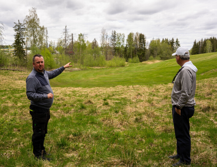 Head greenkeeper Duncan Bruce (t.v) og anearkitekt Bruce Charlton inspiserer området før spaden går i jorda.