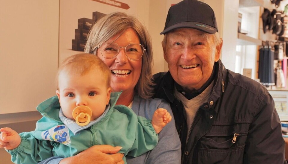 Eva Palm Karlsen er yngste medlem med sine ni måneder her i armene på mormor Hilde Palm Sveum og klubbens eldste Thomas Bergstrøm 95 år.