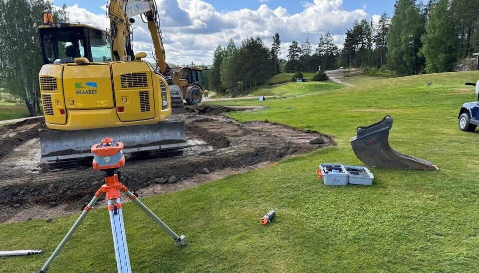 Kjekstad Golfklubb jobber med tre nye greener på golfbanen for tiden.