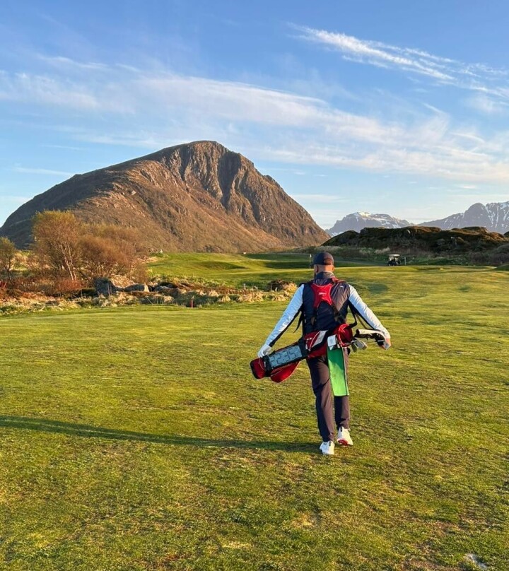 Isaac Rowlands gikk ti hele runder og to ekstra hull uten å legge fra seg bagen på Lofoten Links. Det er ny verdensrekord. Isaac Rowlands gikk ti hele runder og to ekstra hull uten å legge fra seg bagen på Lofoten Links. Det er ny verdensrekord.