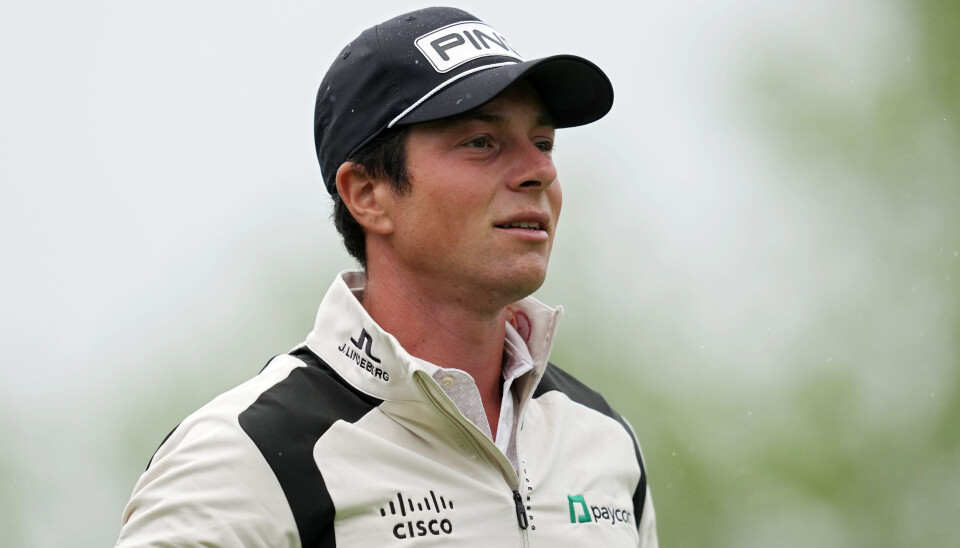 Viktor Hovland misset begge veier på fredag, men er klar for helgen etter å ha klart kuttgrensen med to slag i The Memorial.