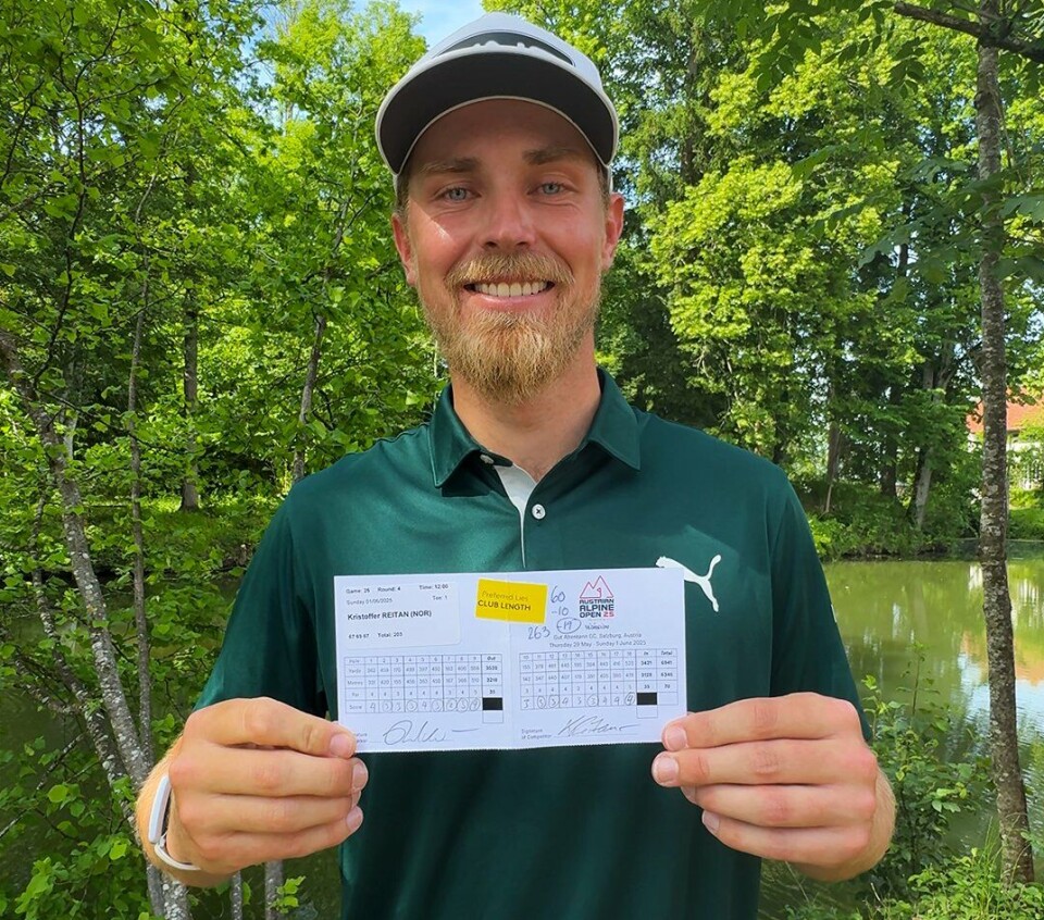 Kristoffer Reitan viser stolt frem scorekortet etter enda en majestetisk sisterunde.