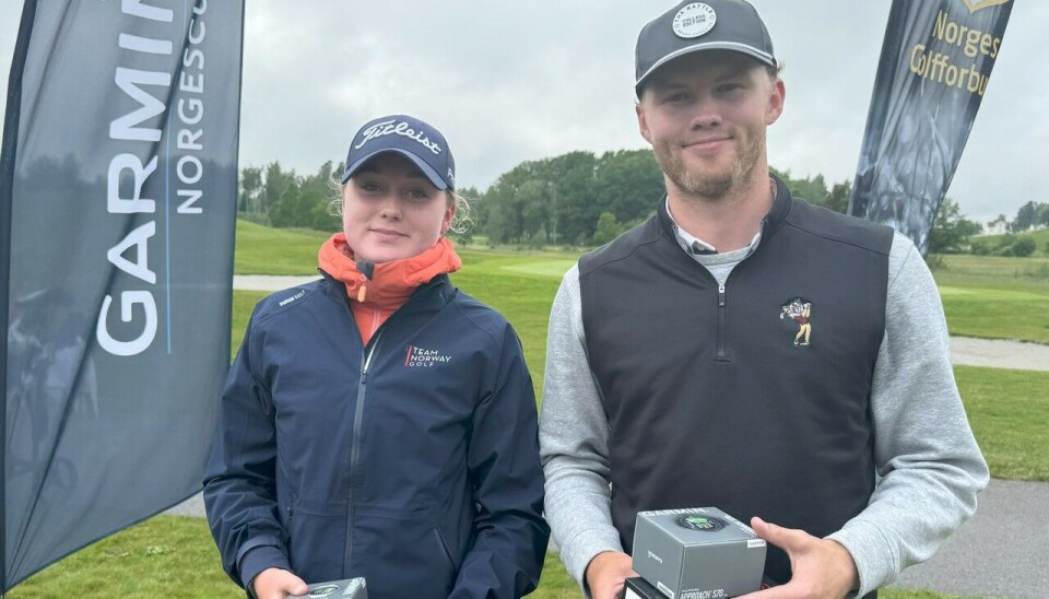 Marie Sandtorv Lussand og Tom Røed Karlsen vant hver sin klasse i rufsete vær på Nøtterøy Golfklubb.