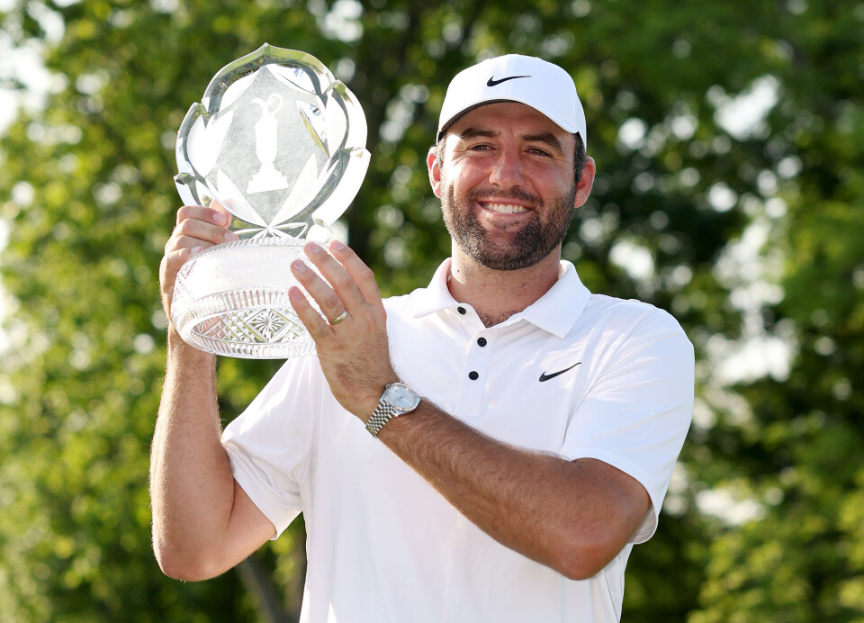 Scottie Scheffler med vinnertroféet søndag.