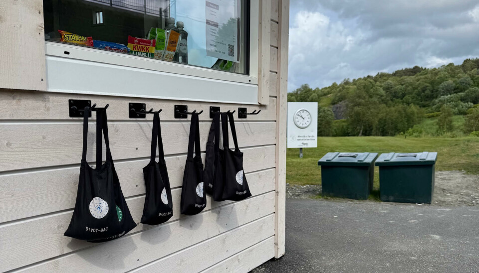 Divot-posene henger klare ved startbua på Fana Golfklubb og sandkassene står klare til med sand/frø i.