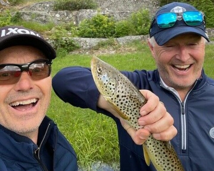 Ulf Sverdrup viser stolt fra Ørreten som vaket på fairwayen, mens han sammen med kammerat Thomas Selbekk spilte golf på Strömstad Golfklubb.
