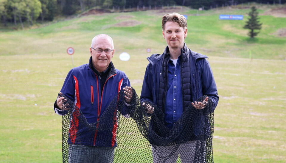 Sammen med Andreas Nordvik (til høyre) i bodøselskapet Nofir viser daglig leder i Bodø Golfpark Sigve Bollestad fram flunkende nye nett til golfparken.