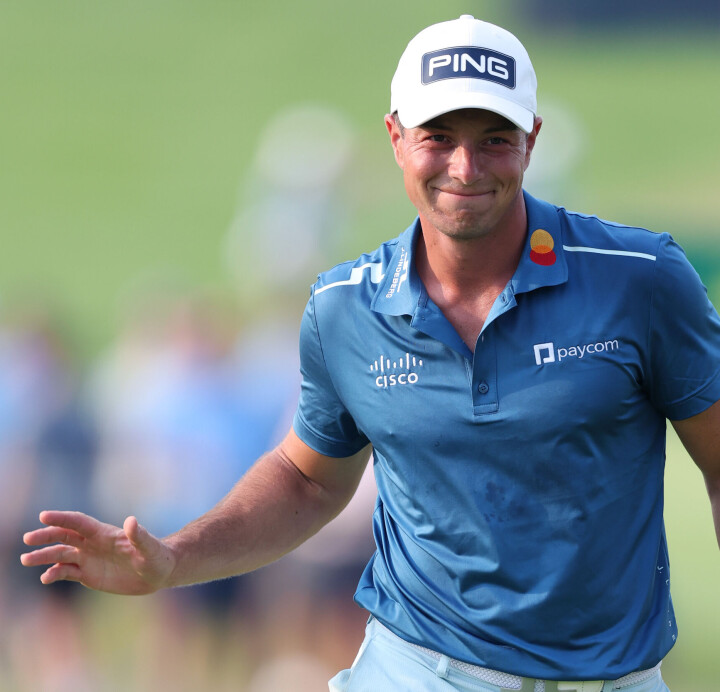 En smilende Viktor Hovland tar i mot jubelen etter birdie på hull 18 torsdag.