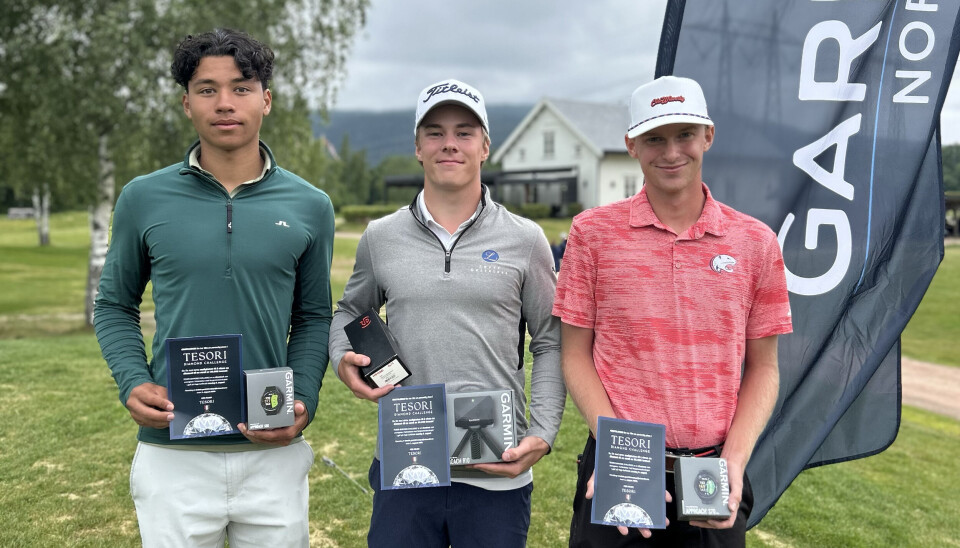 Både Emil Børrestuen Herstad (i midten), Filip Svendsen og Marcus Wahlund fullførte tre runder på Holtsmark under par, men det var Herstad som trakk det lengste strået.