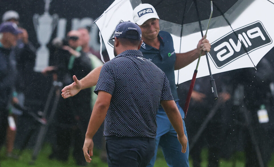 Viktor Hovland er den første til å gratulere J.J. Spaun med seieren etter at amerikaneren har satt den avgjørende putten på hull 18.
