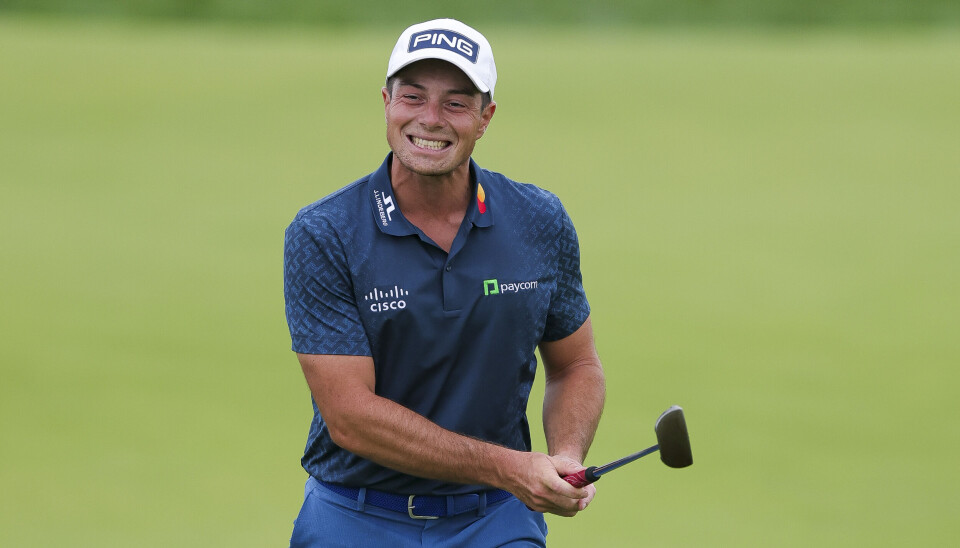 Viktor Hovland fortviler etter nok en brent sjanse på hull 15 på Oakmont søndag.