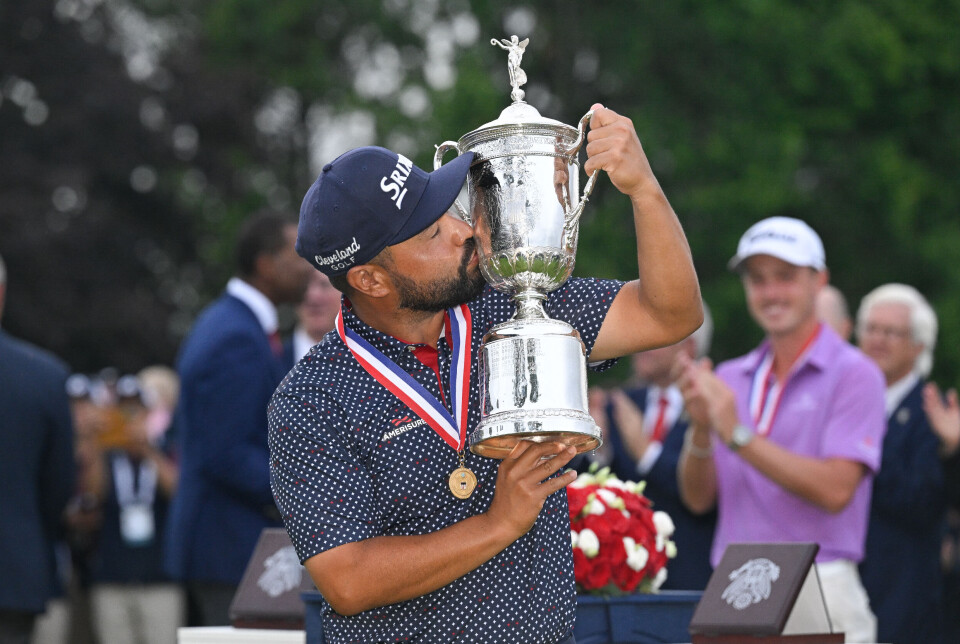 J.J. Spaun kysser vinnertroféet etter bragden på Oakmont søndag.
