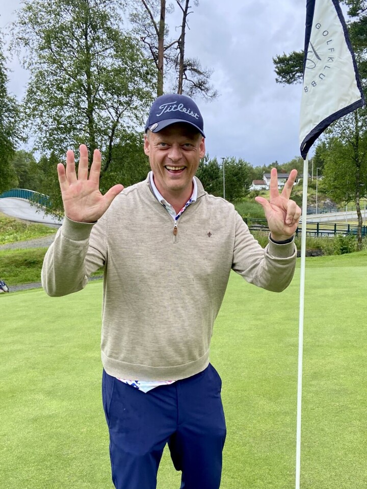 I løpet av 23 år som golfspiller har Stian Leirstein fra Fana GK notert seg for hele åtte hole-in-ones. – Noen som har flere? spør han.