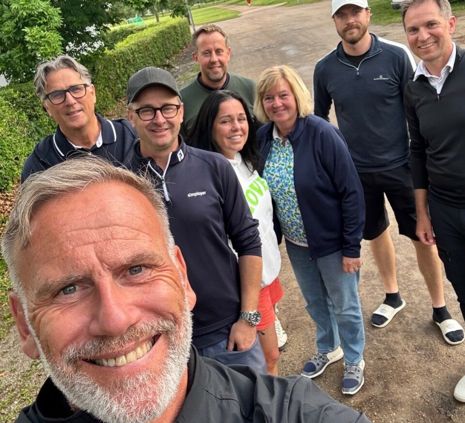 Daglig leder Nils-Jørgen Olsen med et knippe baneverter. Bak fra venstre: Kjell Nygaard-Larsen, Atle Torp, Marit Tengs, styreleder i Gamle Fredrikstad Golfklubb Magne Henriksen, Linda Landgraff. Jesper Stabell og Terje Moe.