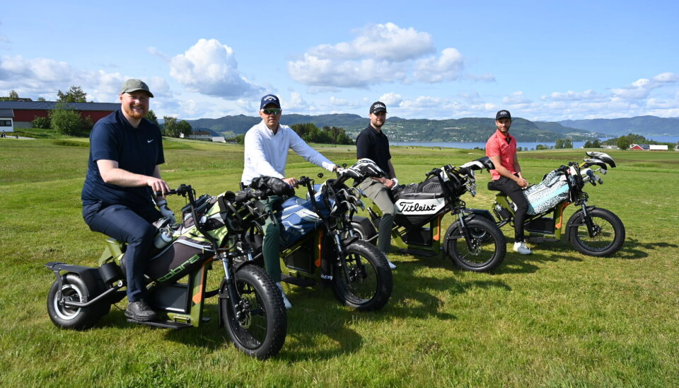 Robert Iversen, Henrik Huitfeldt, Markus Størseth og Håkon Olesen er strålende fornøyd med de nye golfscooterne på Byneset.