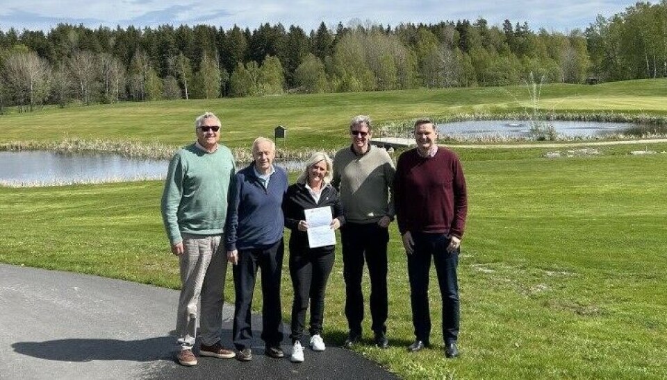 Sandefjord Golfklubbs Vanja Montgomery mottar beviset på de 750 000 kronene fra Thorbjørn Hansens stiftelse.