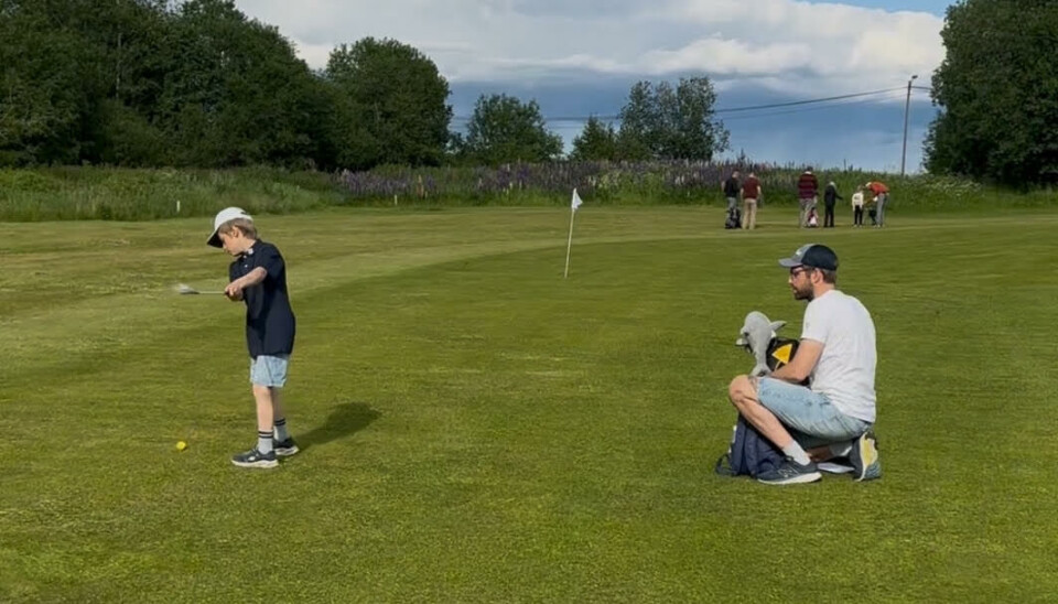 Det er yrende liv av unger på den nye seks hulls banen til Romerike Golfklubb og gøy har de det.