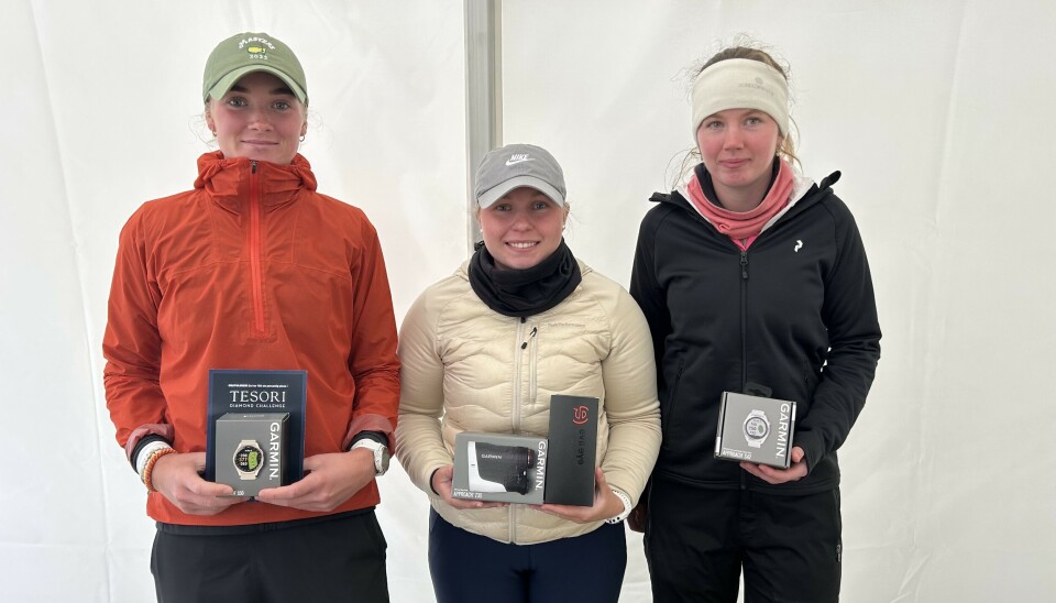 Ruth Tønnessen (midten) sammen med Mia Sandtorv Lussand (t.v.) og Julie Ulvenes Kleppe etter turneringen.