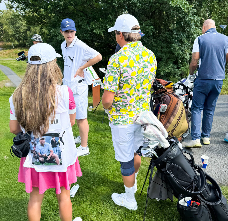 En kneskadet Jørgen Winther (med ryggen til) skulle vise seg fortsatt å være en særdeles bra golfspiller.