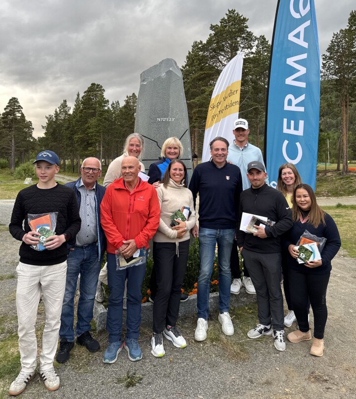 Øyvind Krag Ingul (i midten til høyre) fikk med seg VM i midnattsgolf på Alta Golfklubb. Her er er han samlet med alle vinnerne.