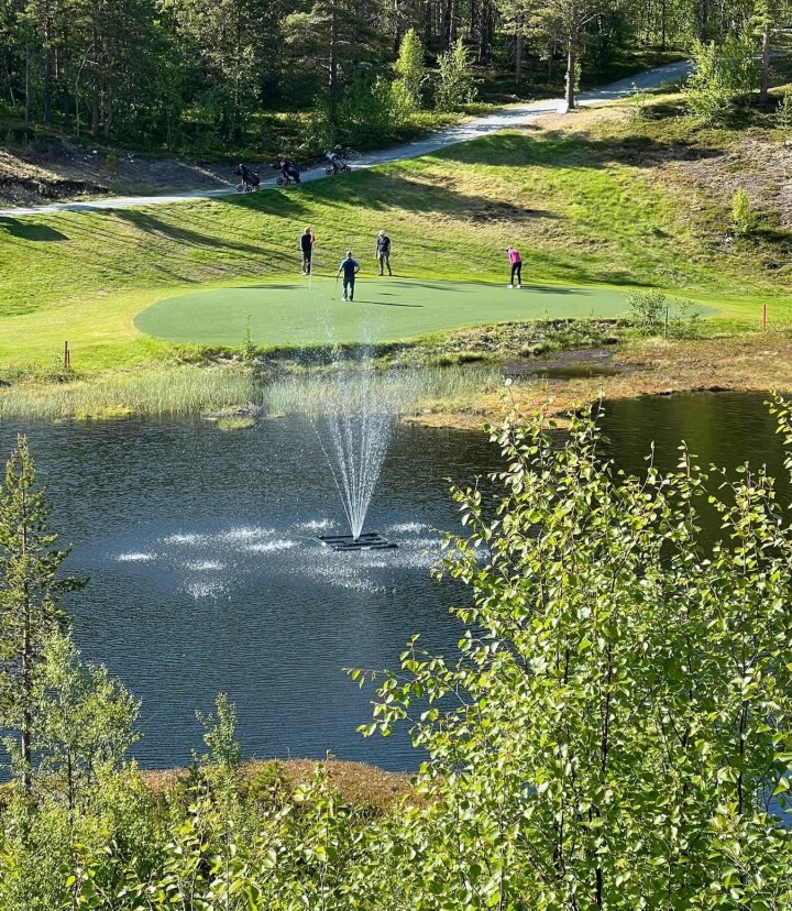 Forholdene i Alta GK er flotte. Kunstgressgreener gjør at banen er åpen fra rundt 17. mai til starten av noveember.