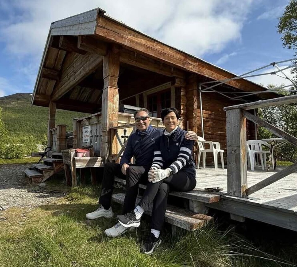 Golfpresidenten og styremedlem Moncia Wara i NGF foran verdens nordligste klubbhus i Hammerfest. –