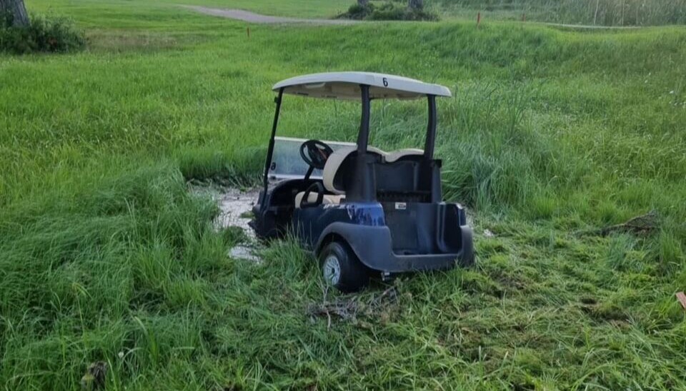 Kjekstad Golfklubb fant igjen den ene golfbilen i vannet ved hull 7.